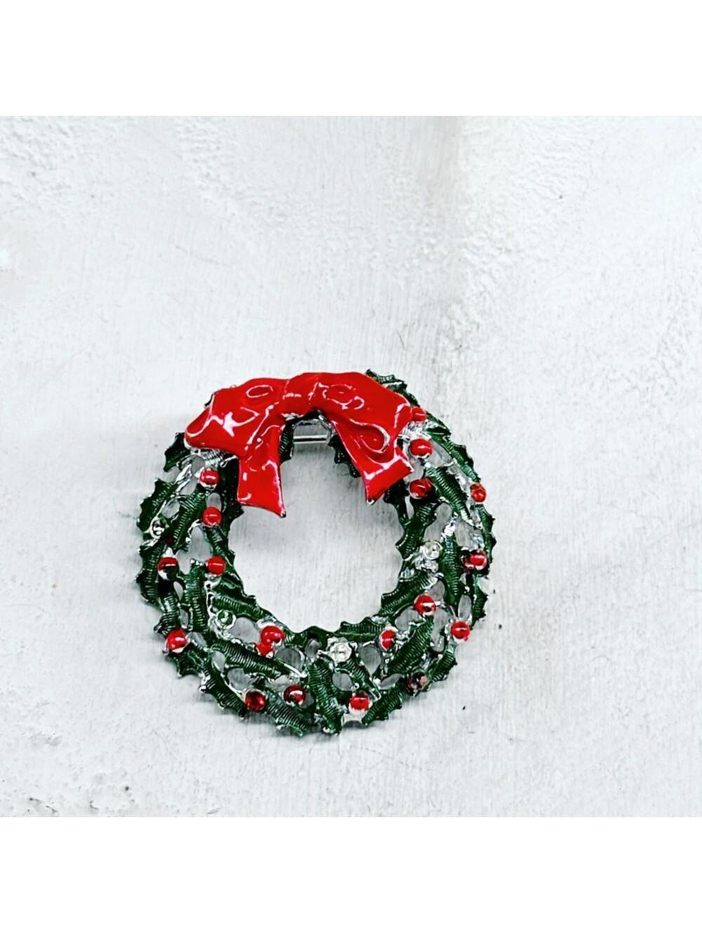 4845gc. Silvertone Enamel Christmas Wreath Brooch